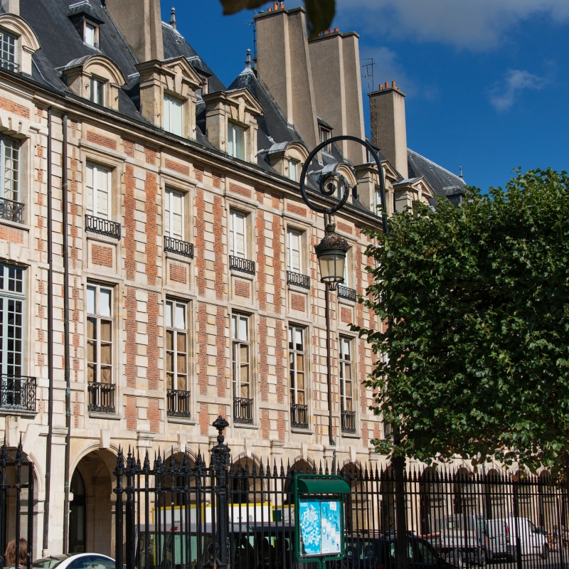 Place-des-Vosges-17-75004_01